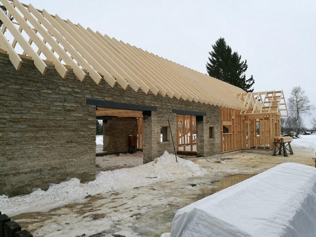 Pooleldi paekivist ja pooleldi puitvoodriga eramu ehituse algus talvistes tingimustes