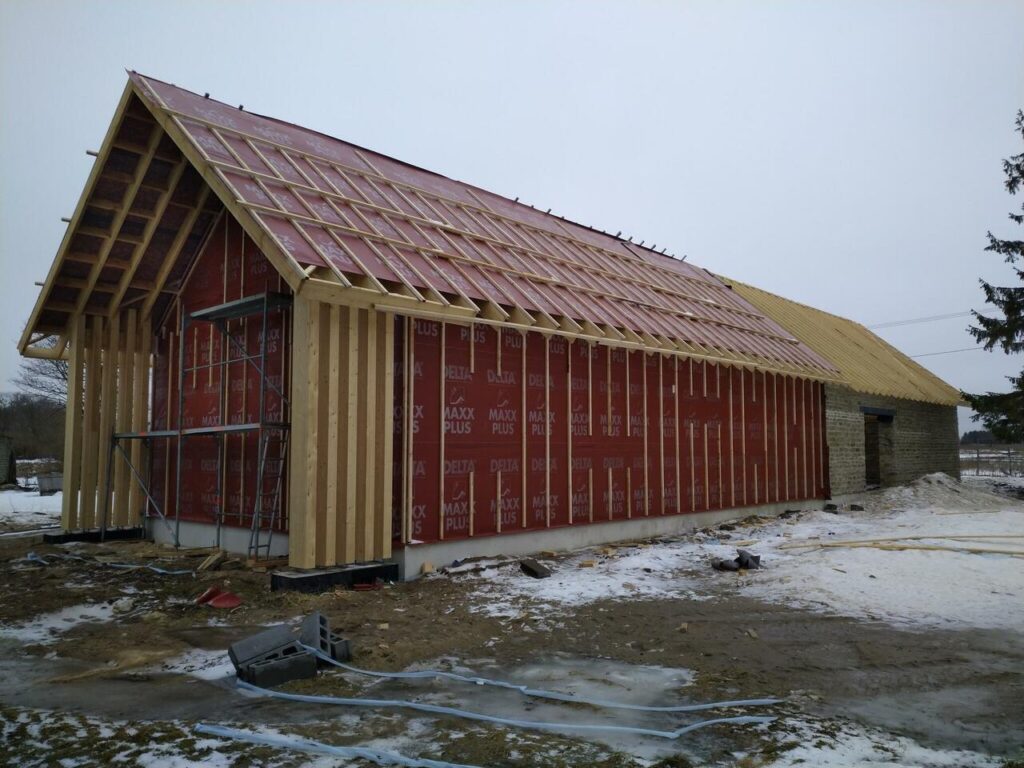 Teise külje vaade – paekivifassaad valmis, puitfassaadil tuuletõke paigas, katusel Delta Maxx Plus