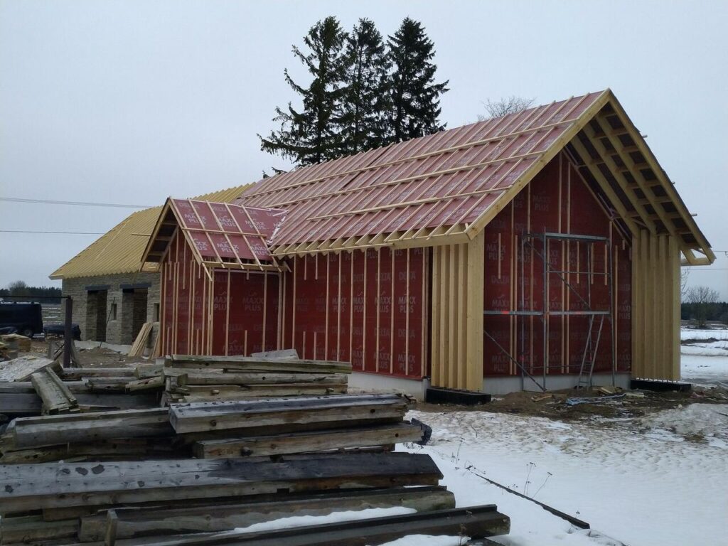 Paekivisein valmis, tuuletõkkeplaat paigaldatud puitfassaadi poolele, katusel Delta Maxx Plus aluskate