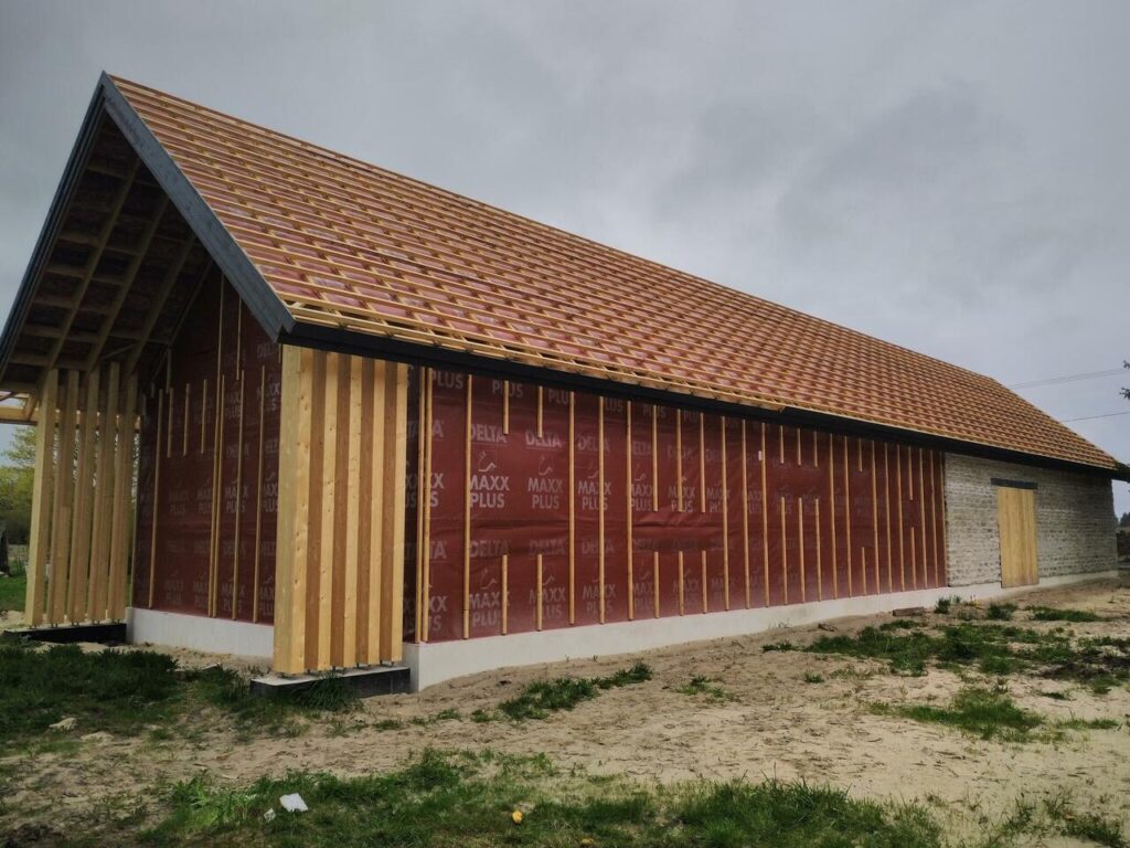 Benders Palema veinipunase katusekivi paigaldus paekivi-puitfassaadiga hoonele