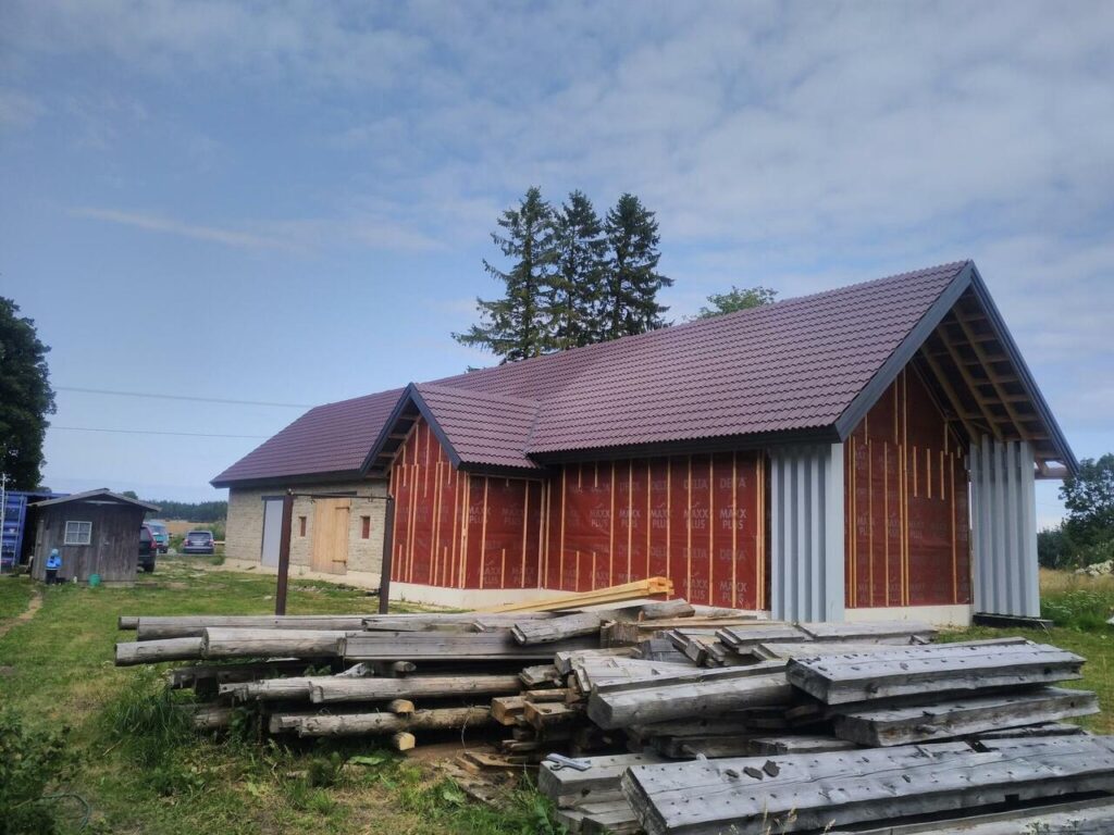 Voodrilaua paigaldus puitfassaadile, paekivi osa viimistletud