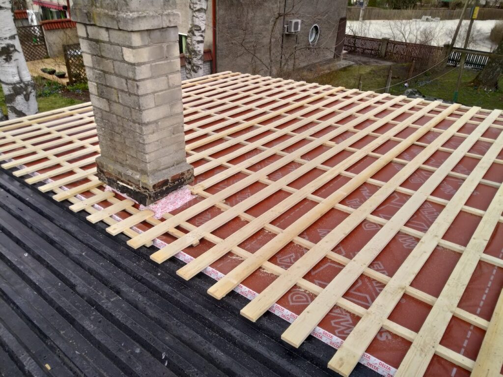 Delta Maxx aluskate ja roovitus paigaldatud enne pleki kinnitamist