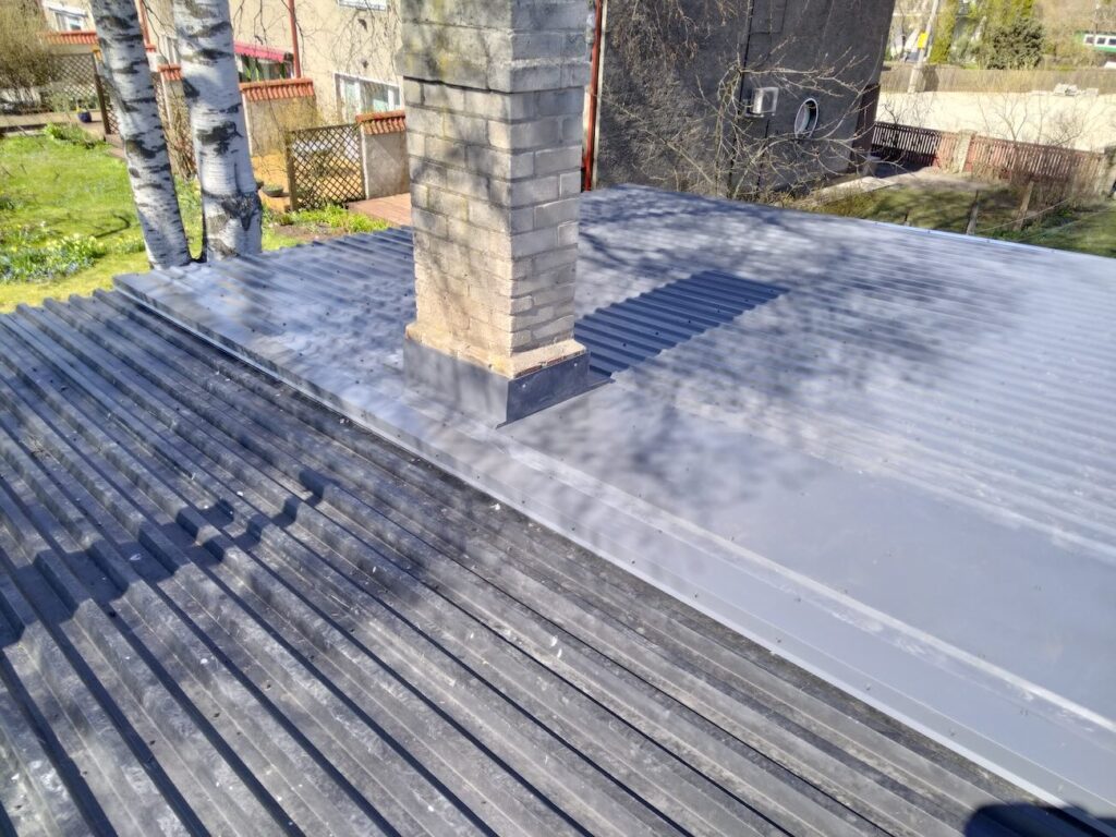 Lamekatuse trapetsplekk koos korstna läbiviigu plekidetailidega