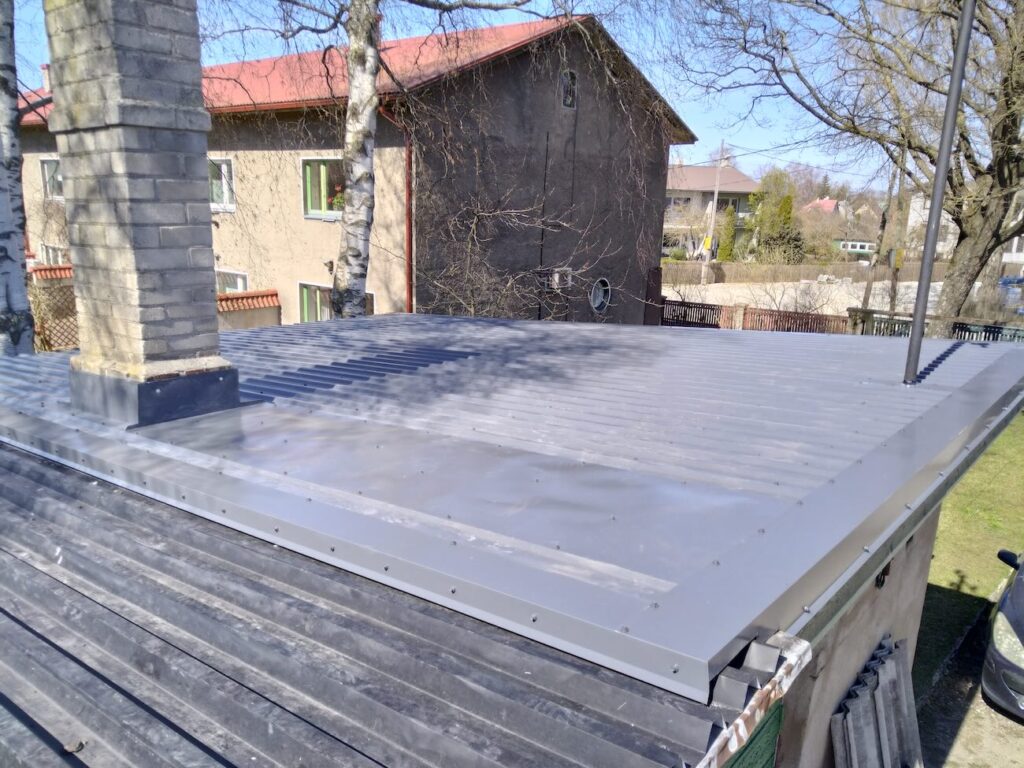 Trapetsprofiilplekk paigaldatud – uus lamekatus renoveeritud Tallinna Pöialpoisi tänaval